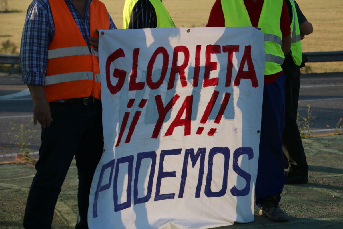 gspguillena's tweet photo. Concentración para apoyar la enmienda en Congreso de los Diputados de construcción de enlace de #Guillena con autovía de La Plata, reclamada por el pleno de Guillena y comprometida por @fomentogob @Viva_Sevilla https://t.co/u0LzRLXmm5