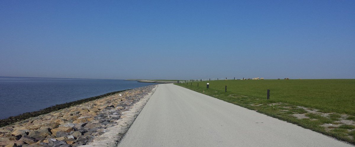 We kregen de vraag of de gritlaag op de fietspaden bij de dijk zo blijft. De gritlaag is een slijtlaag die bescherming biedt aan het asfalt. We verwachten dat door gebruik van de dijk de steentjes minder worden, maar indien nodig wordt dit voor de oplevering alsnog geveegd.