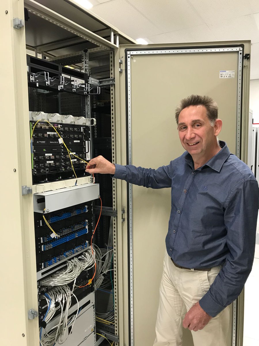 NDIXbv's tweet photo. Grote verhuizing NDIX binnen @EquinixNL. In  het afgelopen jaar zijn ruim 100 NDIX-klanten tijdens nachtacties verhuisd binnen het datacenter in #Enschede. Met de verhuizing is de kwaliteit van de datavloer en de NDIX-infrastructuur nog verder verhoogd.  https://t.co/iFfSkNyTF7 https://t.co/Q86J65jXxW