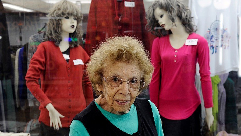 MatiaFundazioa's tweet photo. 🗨️Esther: "A los 95 años no me siento ninguna anciana: atiendo mi negocio, salgo con amigas, tomo mi copa de vino." 
➡️Las personas mayores no se identifican con #estereotipos e imagen social asociada a la #vejez https://t.co/gM6rl00fCJ #NuevaLongevidad #EnvejecimientoActivo https://t.co/0Xm98Z7brC