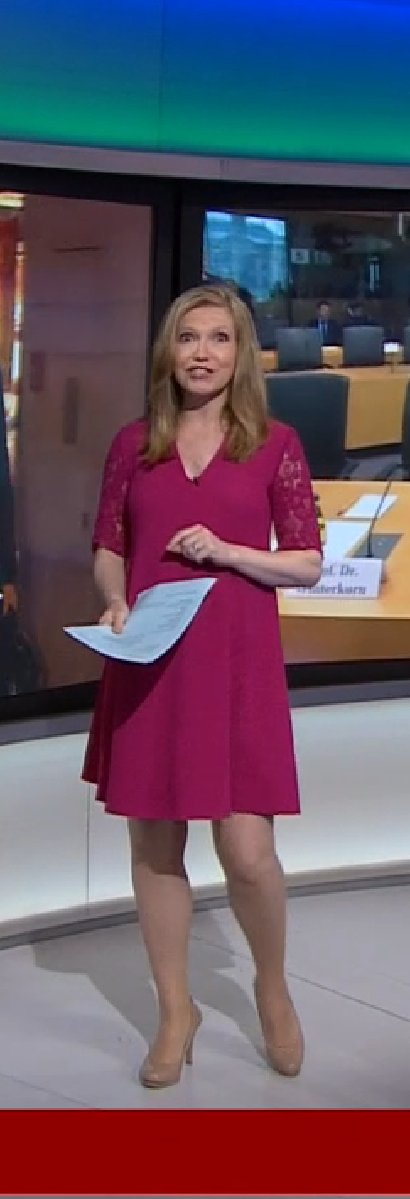 CharmGentFan's tweet photo. The #Beautiful #AliceBaxter presenting BBC Business Live on [04/05/2018] looking lovely as always in her pink dress. I enjoy it when Alice presents as it all seems very natural to her, she is a natural #Beauty. https://t.co/TIrtFDs1Q9