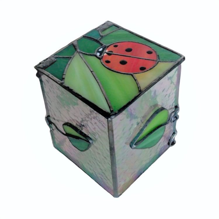 nurcindize1's tweet photo. This specially designed product was made entirely by handcraft using the Tifanny stained glass technique. 
#homeliving #bedroomdecor #livingroomdecor #homedecoration  #stainedglass #fabulousgift #lovergift #glassart #ladybug #desktopbox #jewelrybox #etsy #etsygifts #etsyfinds https://t.co/pzgADaZzIs