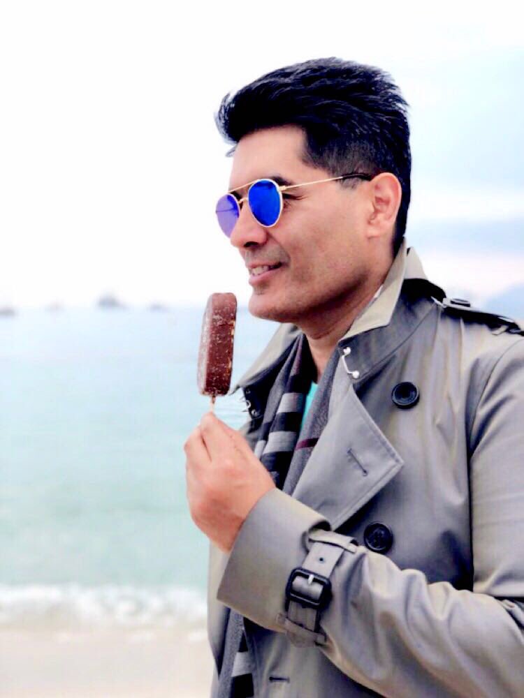 MehakGhai23's tweet photo. Always adored Manish’s style but he aced his look at Cannes this year! Drooling over his outfit and the delicious @magnum he is holding in his hand👅❤
#TakePleasureSeriously #MagnumCannes https://t.co/aQUKK8A1hq