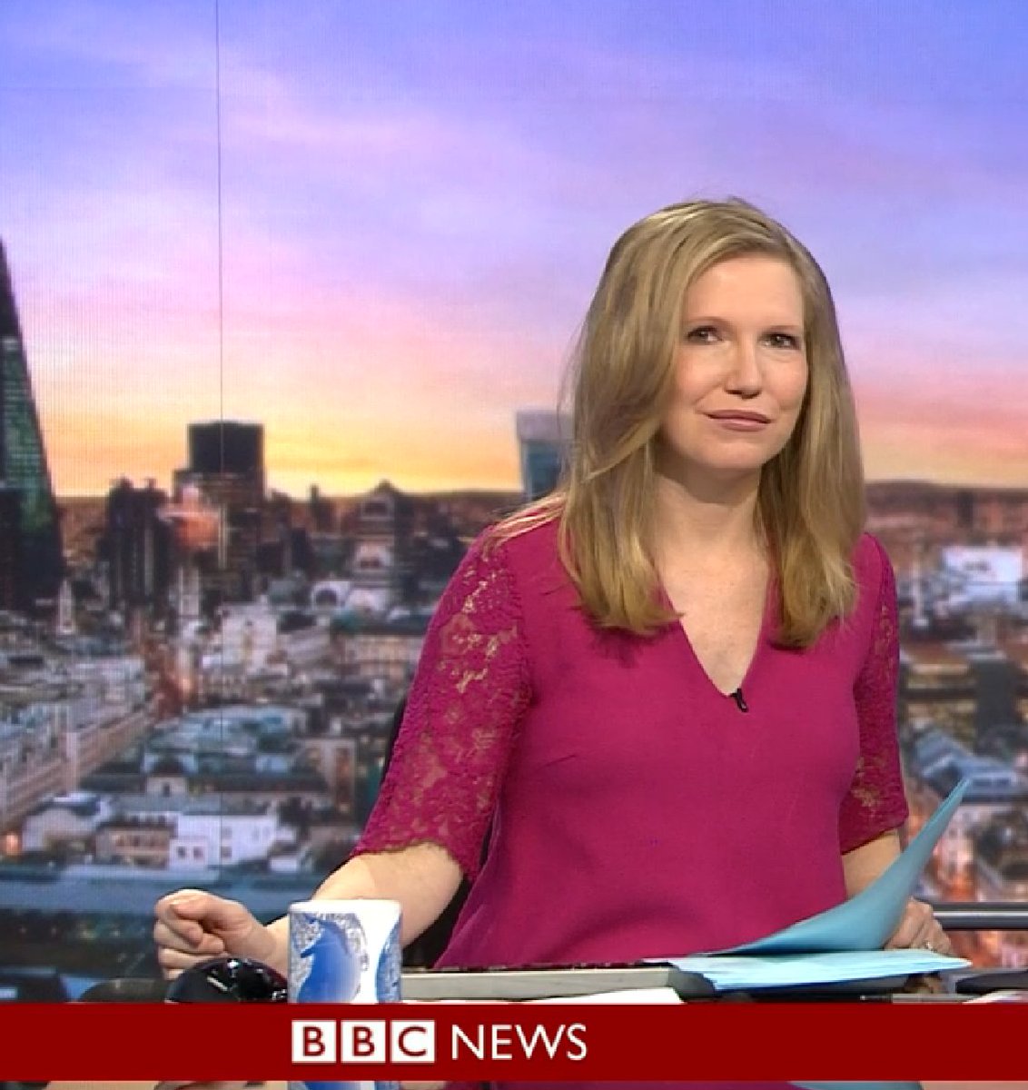 CharmGentFan's tweet photo. More of the Natural and #Beautiful #AliceBaxter presenting BBC Business Live on [04/05/2018]. [caps taken from BBC iPlayer]. Alice has the best #Smile on the BBC. https://t.co/oraJCyFB5o