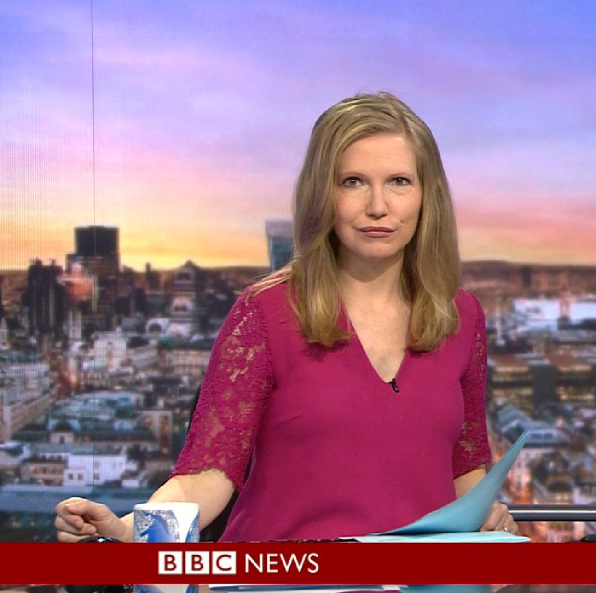 CharmGentFan's tweet photo. More of the Natural and #Beautiful #AliceBaxter presenting BBC Business Live on [04/05/2018]. [caps taken from BBC iPlayer]. Alice has the best #Smile on the BBC. https://t.co/oraJCyFB5o