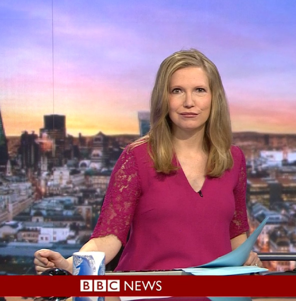 CharmGentFan's tweet photo. More of the Natural and #Beautiful #AliceBaxter presenting BBC Business Live on [04/05/2018]. [caps taken from BBC iPlayer]. Alice has the best #Smile on the BBC. https://t.co/oraJCyFB5o