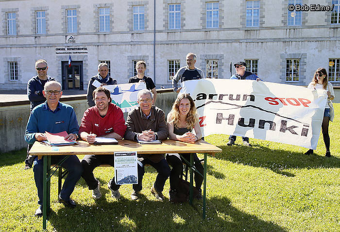IEHkohitza's tweet photo. Larrun Ez Hunki-k maiatzaren 21ean mobilizatzera deitu du

@larrunez @berria 

https://t.co/9bsqqY2Lg8 https://t.co/k5R5ROw2fT