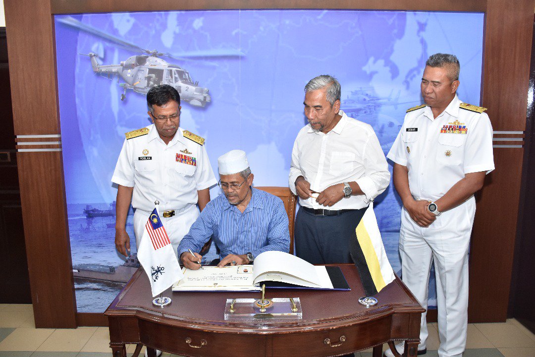 HQ Western Fleet (@mpa_barat) on Twitter photo PAB DS <a href="/roslan1531/">VAdm Roslan Ramli</a> menerima Kunjungan Hormat dari YB Ahli Parlimen Lumut & ADUN Pasir Panjang
<a href="/chedetofficial/">Dr Mahathir Mohamad</a>
<a href="/mykamarul/">Kamarul</a> <a href="/tldm_rasmi/">Royal Malaysian Navy</a> PAB DS <a href="/roslan1531/">VAdm Roslan Ramli</a> menerima Kunjungan Hormat dari YB Ahli Parlimen Lumut & ADUN Pasir Panjang
<a href="/chedetofficial/">Dr Mahathir Mohamad</a>
<a href="/mykamarul/">Kamarul</a> <a href="/tldm_rasmi/">Royal Malaysian Navy</a>