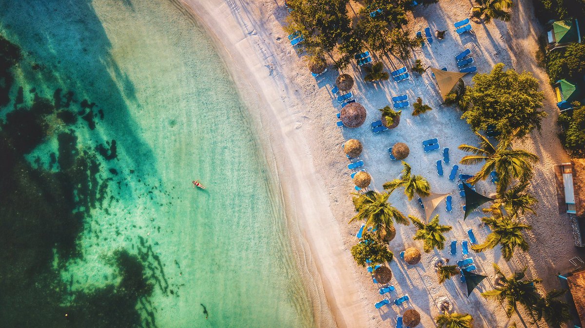 byrnephoto_uk's tweet photo. Have you ever floated in the sea with your ears in the water and let the world pass you by with the muffled sounds of the gentle waves hitting the shore. @kimleuen has.
Here she is doing exactly that at @VerandahResort in @antiguabarbuda  #LoveAntiguaBarbuda #djimavic https://t.co/eeDBVtmEuI