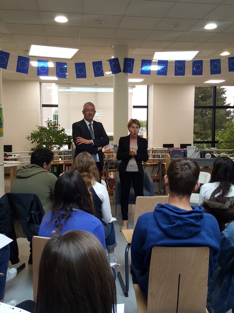 ValentigneyFr's tweet photo. Les élèves du lycée Armand Peugeot questionnent Madame la Députée Européenne en toute simplicité accompagnée du Maire Philippe GAUTIER  #generationeurope #mavillebouge @ValentigneyFr @ASanderMEP #europe @ToutMontbeliard @LEstRepMontbe @MyAireUrbaine @bleubelfort @F3FrancheComte https://t.co/pJHlpjXtYj