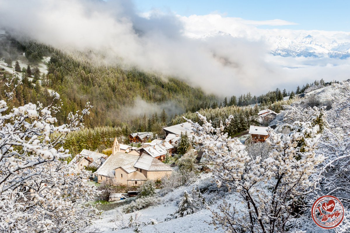 Varsfob's tweet photo. 🔴 Réveil entre deux saisons ce matin... 😍☀❄🌼🌿 #FouDeVars #MyHautesAlpes https://t.co/HKkc55mcFT