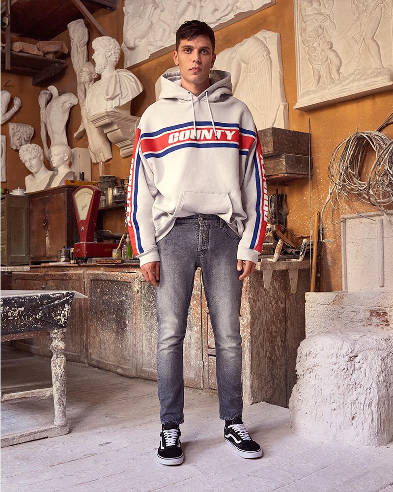 Pre-Fall 18 Hoodie Now Available at marceloburlon.eu
Creative Direction: Marcelo Burlon
Photo: Luca Grottoli
Models: Paudice Daniele
Hair: Francesco Vertolomo
MakeUp: Cristiana Ceccarelli