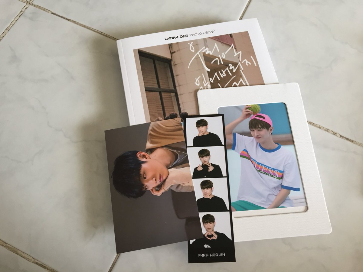 addicted101shop's tweet photo. 🌈 #พร้อมส่ง
🌟WANNAONE PHOTO ESSAY
🦄ได้ของตามภาพเลยค่า
🌈1150฿
(สะดวกนัดรับจะดีมากค่า)
🦄ถ้าแยกเซ็ตของ550฿
 #ตลาดนัดWANNAONE #แลกการ์ดWANNAONE https://t.co/onRgi92SLF