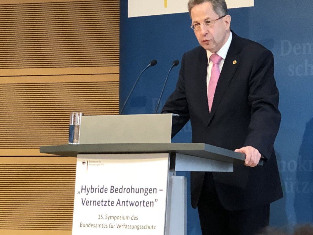 VolkerWagner3's tweet photo. Start des 15. Symposium des Bundesamtes für Verfassungsschutz mit dem Thema „Hybride Bedrohungen - Vernetzte Antworten“. @ASW_Bund bedankt sich für die Einladung. https://t.co/lxBG4P3YTu