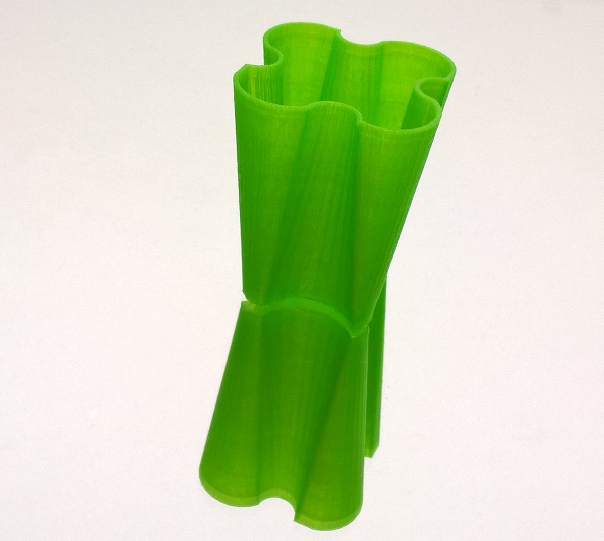 fabriperso's tweet photo. Ce filament ma surpris 🤩... J'ai enfin pris le temps de dessiner un petit objet pour tester le #Gfil de chez @emotiontech 🙂..... #modélisation3d #impression3d https://t.co/SUDkqn3OBm