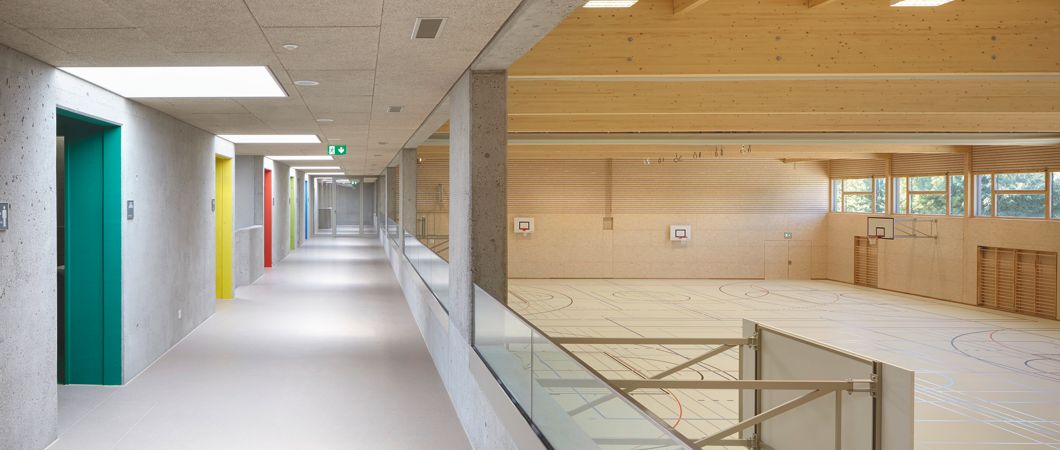 EMEDEC_com's tweet photo. Las superficies visibles de madera y los tableros de OSB aportan calidez visual al espacio. Los tableros sin pulir EGGER #OSB3 montados a la vista para sujetar la cubierta y construir los tabiques, logran crear un ambiente mucho más natural... https://t.co/KUANG9kcmm https://t.co/nqISw1GWF6