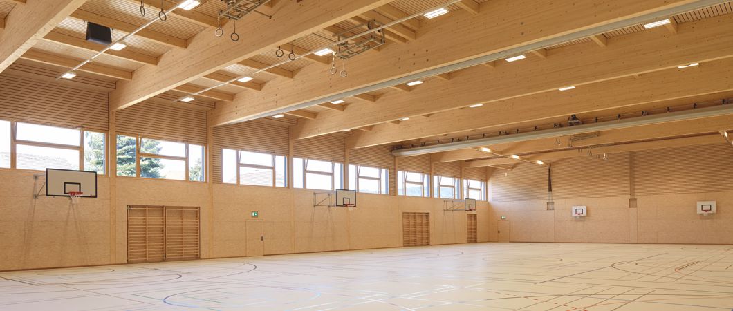 EMEDEC_com's tweet photo. Las superficies visibles de madera y los tableros de OSB aportan calidez visual al espacio. Los tableros sin pulir EGGER #OSB3 montados a la vista para sujetar la cubierta y construir los tabiques, logran crear un ambiente mucho más natural... https://t.co/KUANG9kcmm https://t.co/nqISw1GWF6