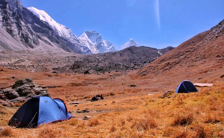 Thikane24's tweet photo. #KedartalTrek
Kedartal is an immaculate lake holding crystal clear water. The picturesque Kedartal is situated at the base of the Thalay Sagar (6,904mts) and #Brigupanth Peak (6,772mts). The view of the reflection of #Thalay Sagar peak on Kedartal is truly enhanting. https://t.co/eBh7ZZvLEt