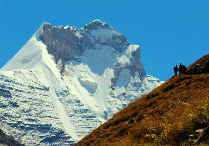 Thikane24's tweet photo. #KedartalTrek
Kedartal is an immaculate lake holding crystal clear water. The picturesque Kedartal is situated at the base of the Thalay Sagar (6,904mts) and #Brigupanth Peak (6,772mts). The view of the reflection of #Thalay Sagar peak on Kedartal is truly enhanting. https://t.co/eBh7ZZvLEt