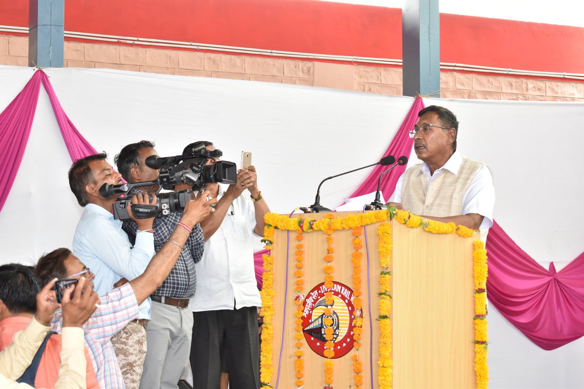 गाडी सं. 14815/14816, भगत की कोठी (जोधपुर)-ताम्बरम (चैन्नई)-भगत की कोठी (जोधपुर) साप्ताहिक हमसफर एक्सप्रेस के शुभारम्भ के अवसर पर श्री राजेन गोहेन, रेल राज्य मंत्री, भारत सरकार ने संबोधित किया।