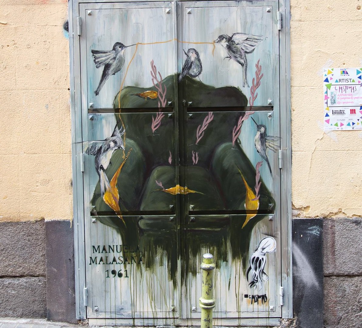 Un sillón en la calle Palma, cosido por los pájaros, recordó en el festival la figura de Manuela Malasaña, la costurera asesinada por las tropas napoleónicas. Obra de Claudia Pastomas #pintamalasaña #malasaña #manuela