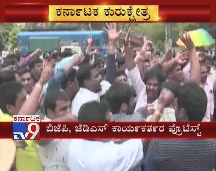 tv9kannada's tweet photo. BJP & JD(S) Protest Alleging Byrathi Suresh Distributing Money to Voters in Lottegollahalli
Video Link ► https://t.co/6rYyz6FLpd
#karnatakaelection #bjpprotest #jdsprotest #byrathisuresh #distributingmoney #moneytovoters #cashforvote #noteforcash #cashforvote #TV9Kannada #news https://t.co/fSaMOQL4VH