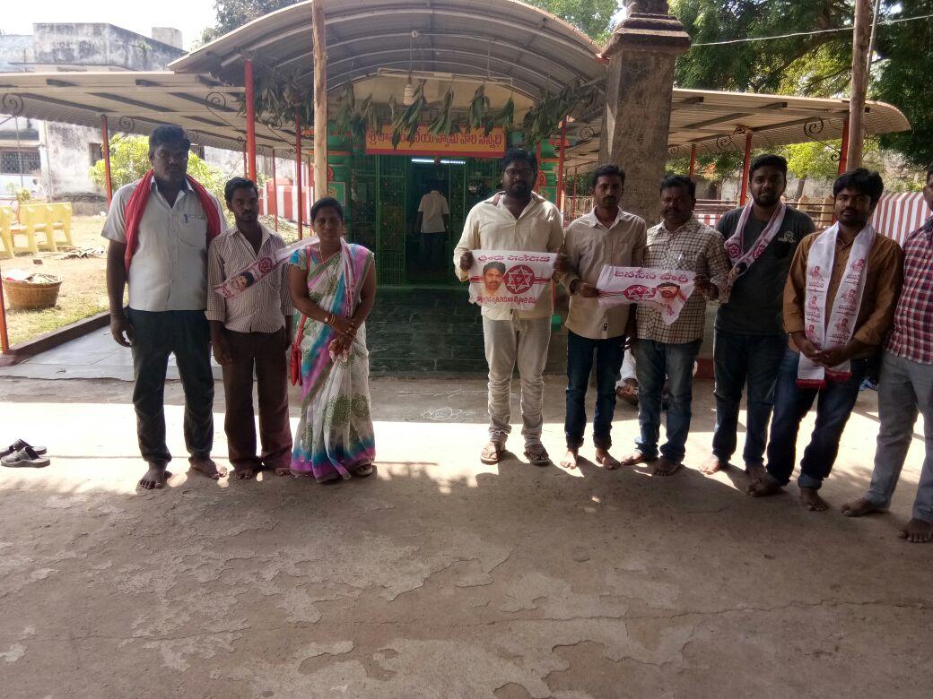 DrakshayaniJSP's tweet photo. పొన్నూరు జనసేన వీరమహిళ విభాగం ఆధ్వర్యంలో *పవన్ కళ్యాణ్ గారు తలపెట్టిన బస్సుయాత్ర విజయవంతం* అవ్వాలని ఈరోజు ఉదయం 9గంటలకి స్థానిక శ్రీ సాక్షి బావన్నారాయణ స్వామి దేవాలయంలో ఉన్న శ్రీ ఆంజనేయస్వామి వారికి పూజ కార్యక్రమం నిర్విహించాము. https://t.co/bSDJTs4Jkp