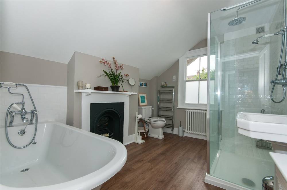 JS_Reigate's tweet image. Attractive #bayfronted character home with many original #Victorian features, skilfully extended to create adaptable #family accommodation ideal for modern day living.

View: ow.ly/RHOR30jNjia

#Surrey #Surreyproperty #Reigate #propertyforsale