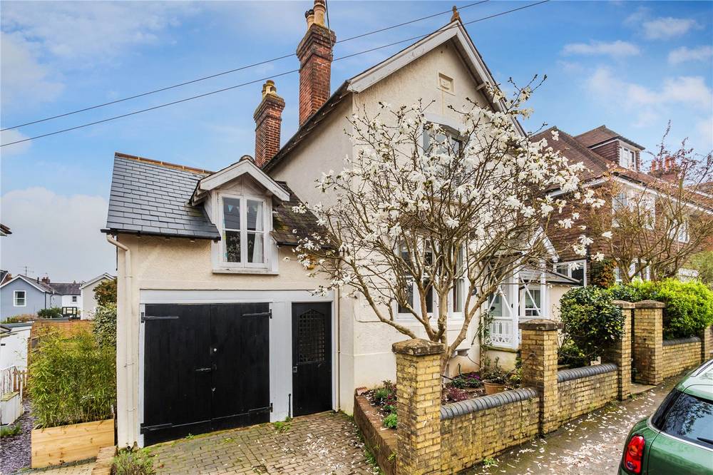 JS_Reigate's tweet image. Attractive #bayfronted character home with many original #Victorian features, skilfully extended to create adaptable #family accommodation ideal for modern day living.

View: ow.ly/RHOR30jNjia

#Surrey #Surreyproperty #Reigate #propertyforsale