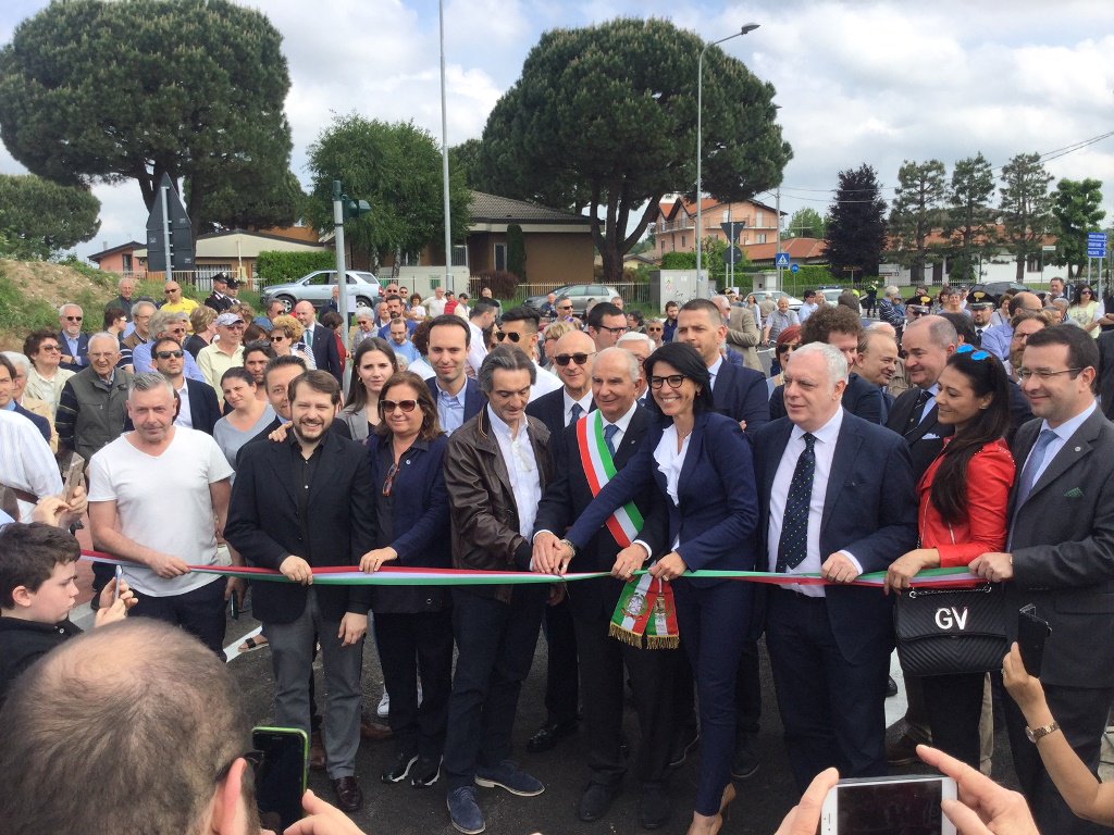 FNM_Group's tweet photo. Il presidente di @RegLombardia Fontana, la vicepresidente del Consiglio regionale Brianza, il presidente di FERROVIENORD Gibelli, il sindaco Crespi hanno inaugurato il #sottopasso di #Venegono Superiore. Dal 2013 eliminati 26 passaggi a livello per #sicurezza e migliore viabilità https://t.co/G4EopV2jkw
