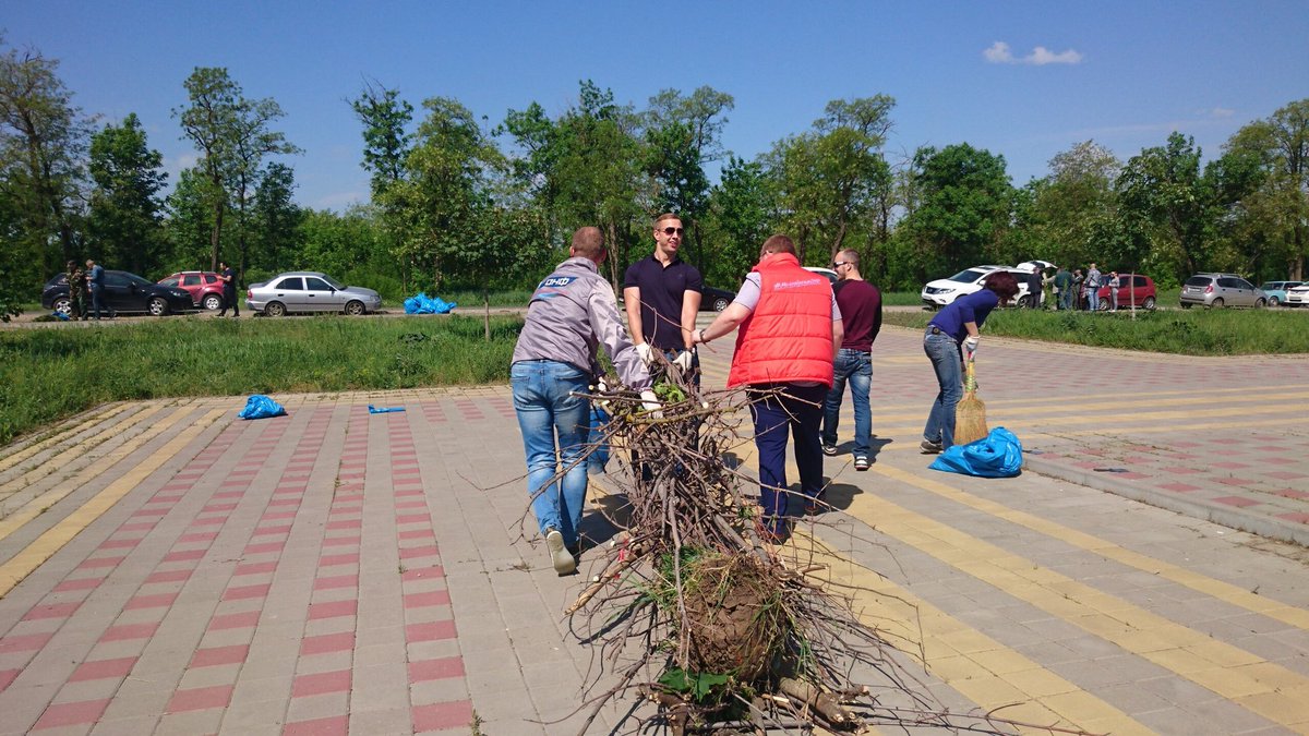 Активисты регионального отделения Общероссийского народного фронта совместно с командой «Молодежки ОНФ» провели субботник по уборке от мусора реки Темерник, а также в микрорайоне «Суворовский» заложили мемориальный камень.
#ОНФРостовскойобласти #АктивистыОНФ #ОНФ #МолодежкаОНФ
