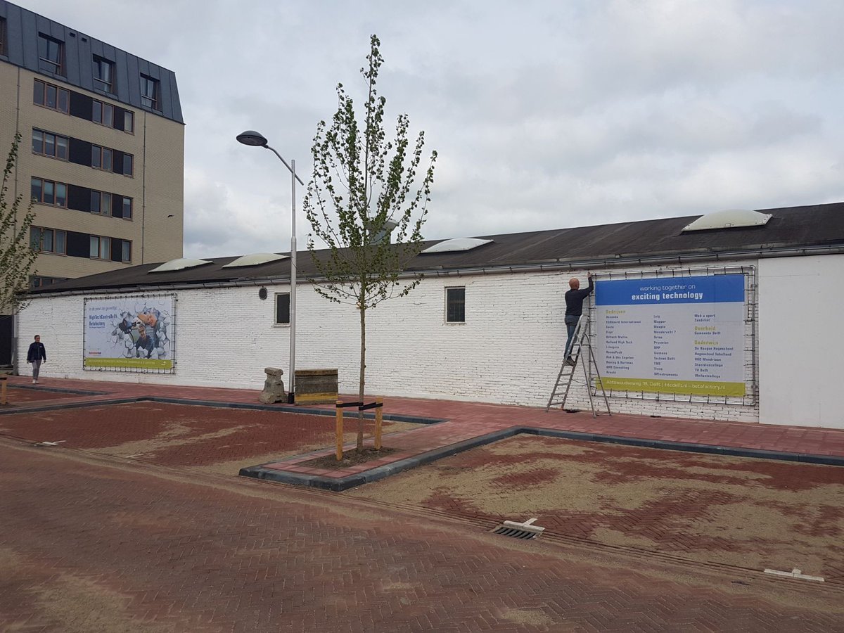HTCDelft's tweet photo. Na de herinrichting van de straten rondom ons pand, het verven van onze zijmuur en het plaatsen van de nieuwe banners is ons gebouw weer fris en fruitig! #Delft #welkomgevoel #spoorzoneDelft https://t.co/9WMljHT6AD