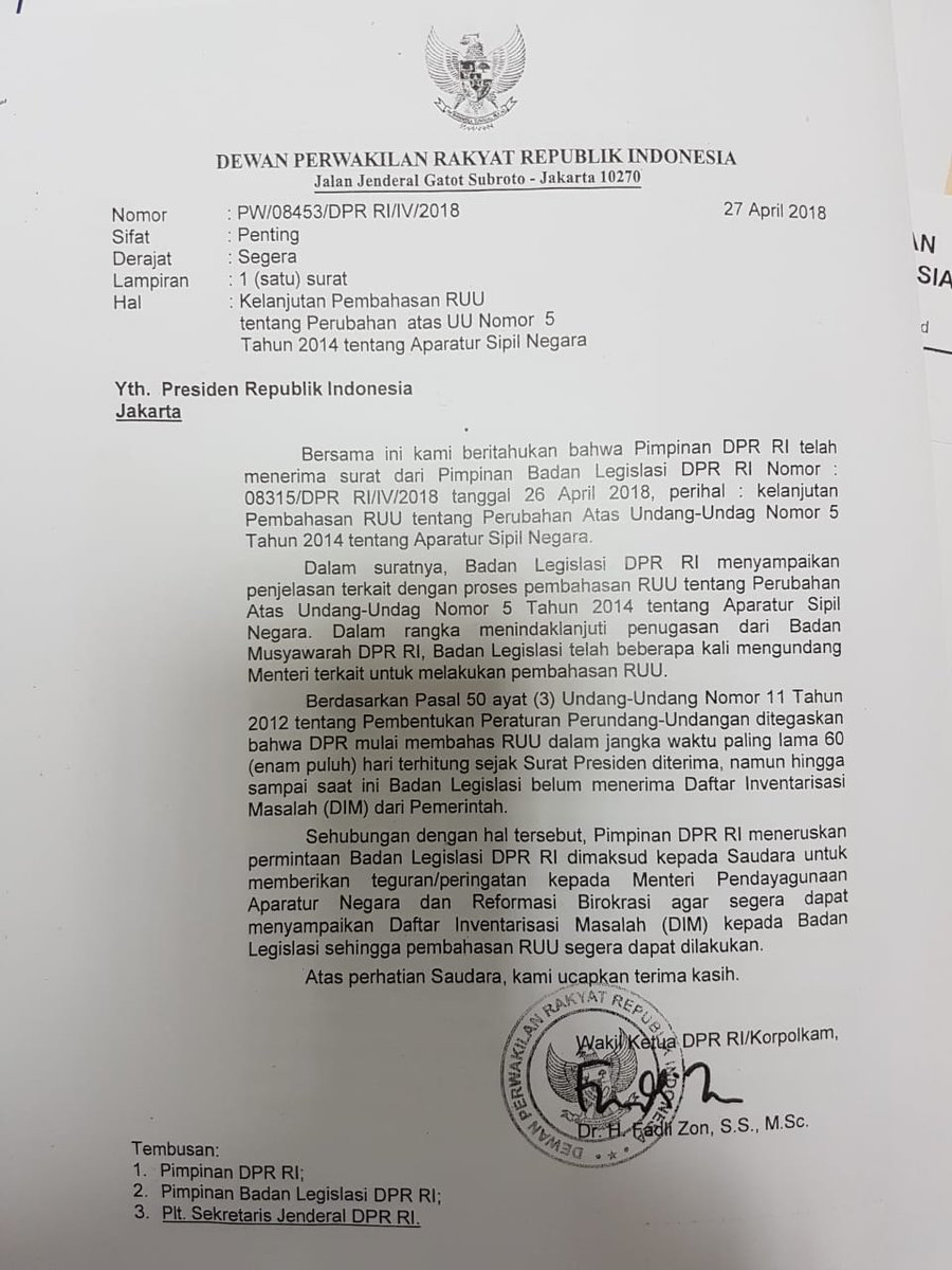 MasSuradji's tweet photo. Haruskah sampai seperti ini?, tau memang harus dibeginikan terlebih dahulu baru jalan? Hentahlah cc @jokowi @GeneralMoeldoko @asmanabnur2016 @fadlizon @KSPgoid @fahiraidris @Pak_JK https://t.co/nw1Ix3yjeb