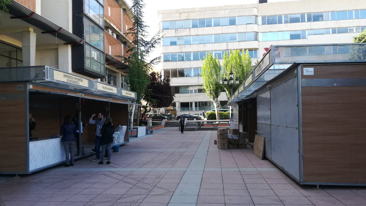 cuenca_lee's tweet photo. Todo preparado para comenzar la Feria del Libro #Cuencalee 2018 en la Plaza de España https://t.co/f0wldWvYZi