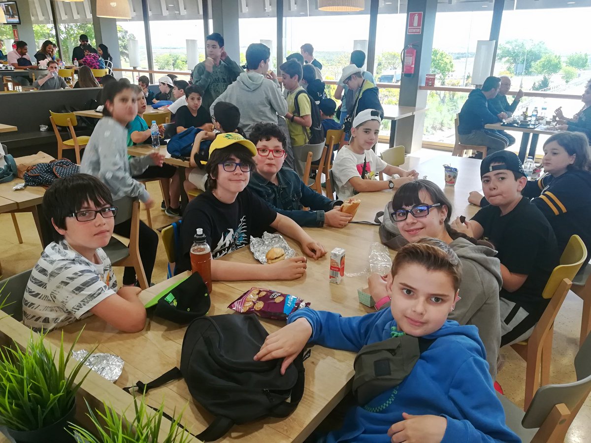 Teacher__Elena's tweet photo. On our way to Madrid! Primera parada per esmorzar i agafar forces! @_mdangels #viatgeamadrid6e https://t.co/0JyOZ6WDR1