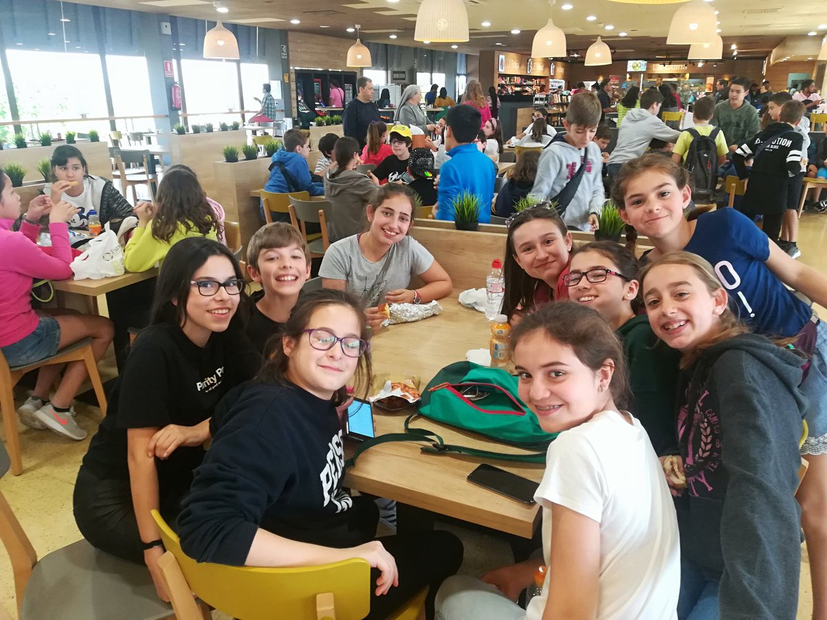 Teacher__Elena's tweet photo. On our way to Madrid! Primera parada per esmorzar i agafar forces! @_mdangels #viatgeamadrid6e https://t.co/0JyOZ6WDR1
