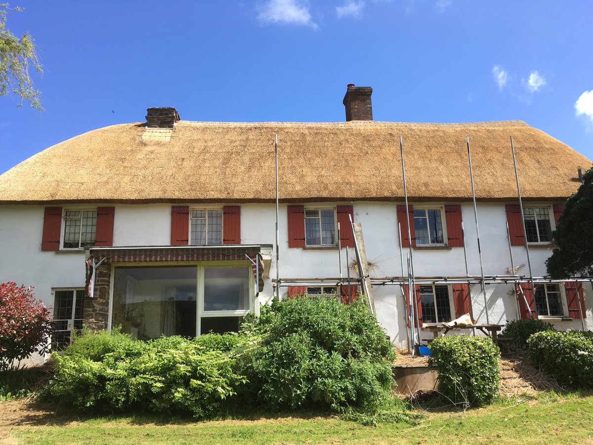 ThatchingLady's tweet photo. Scaffold going down and up.  #heritage #masterthatchers #thatching #ladythatchers #sunnydays #thisgirlcan https://t.co/qBzm4tgFv7
