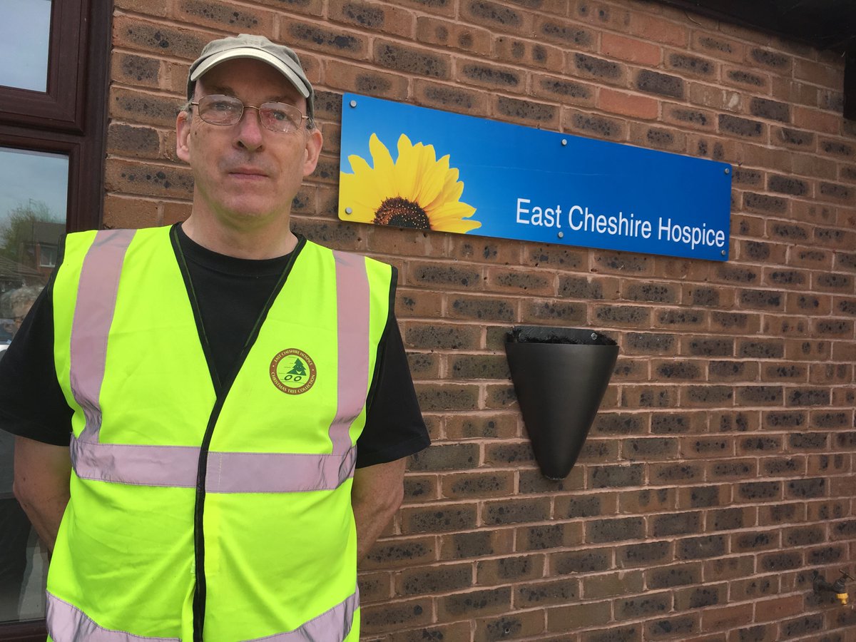 ECHvols's tweet photo. Strangely, this lovely weather reminds me of John who was part of #barclays #volunteer team who helped give our fences a #spring paint last week. He is also one of our seasonal Christmas tree collectors. #wrongtimeofyear #allyearroundvolunteer https://t.co/utrBY9aAP2