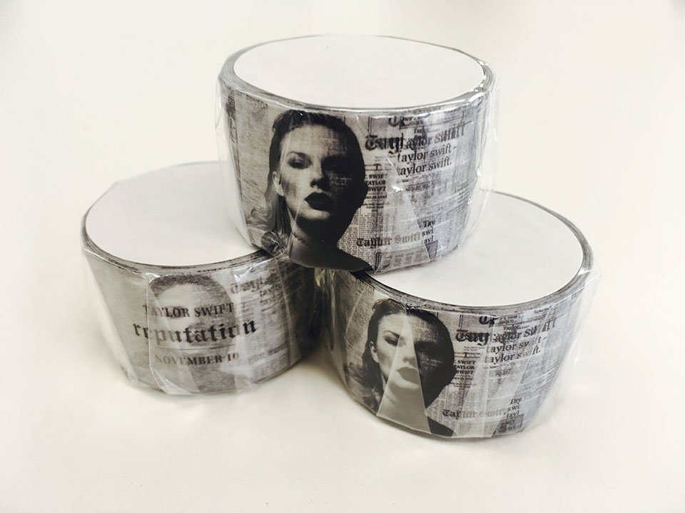 InterFM897's tweet photo. 【プレゼント🎁】11/20、21に待望の来日公演が決定した #TaylorSwift ✨これを記念し最新AL #Reputation のマフラータオルとマスキングテープをそれぞれ1名様に❣️当アカウントをフォロー、このツイートをRTすれば応募完了🤜🤛受付は5/20（日）23:59まで。当選者にはDMでご連絡します #interfm897 https://t.co/KHZYL5AZau
