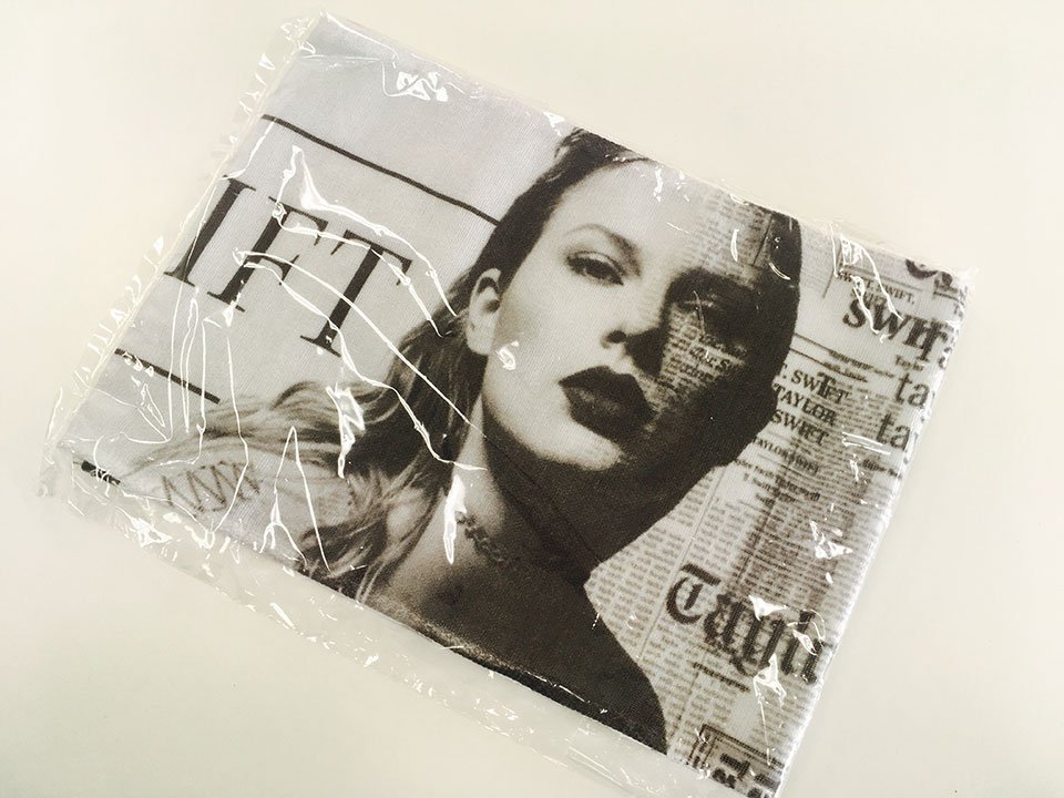 InterFM897's tweet photo. 【プレゼント🎁】11/20、21に待望の来日公演が決定した #TaylorSwift ✨これを記念し最新AL #Reputation のマフラータオルとマスキングテープをそれぞれ1名様に❣️当アカウントをフォロー、このツイートをRTすれば応募完了🤜🤛受付は5/20（日）23:59まで。当選者にはDMでご連絡します #interfm897 https://t.co/KHZYL5AZau