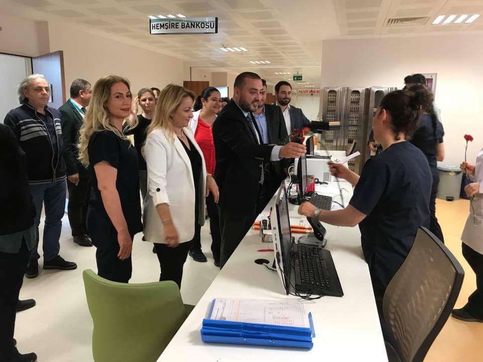 akkadinbcekmece's tweet photo. Önce insan diyerek insanların sağlıkları için önemli ve kutsal bir görevi ifa eden, hemşirelerimizin “Hemşireler Gününü” dolayısıyla İlçe Bşk. Sn. @MuratCelik82 ,İlçe Kadın K. Bşk. Sn. @YldzPolat1 ve Teşkilatımız Beylikdüzü Devlet Hastanesindeki hemşirelerimizi ziyaret ettiler. https://t.co/6UdD00eMkp