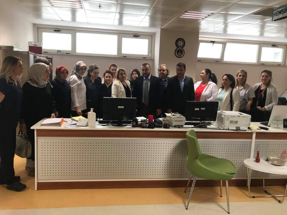 akkadinbcekmece's tweet photo. Önce insan diyerek insanların sağlıkları için önemli ve kutsal bir görevi ifa eden, hemşirelerimizin “Hemşireler Gününü” dolayısıyla İlçe Bşk. Sn. @MuratCelik82 ,İlçe Kadın K. Bşk. Sn. @YldzPolat1 ve Teşkilatımız Beylikdüzü Devlet Hastanesindeki hemşirelerimizi ziyaret ettiler. https://t.co/6UdD00eMkp