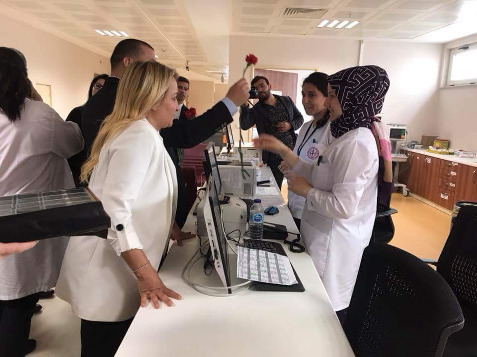 akkadinbcekmece's tweet photo. Önce insan diyerek insanların sağlıkları için önemli ve kutsal bir görevi ifa eden, hemşirelerimizin “Hemşireler Gününü” dolayısıyla İlçe Bşk. Sn. @MuratCelik82 ,İlçe Kadın K. Bşk. Sn. @YldzPolat1 ve Teşkilatımız Beylikdüzü Devlet Hastanesindeki hemşirelerimizi ziyaret ettiler. https://t.co/6UdD00eMkp