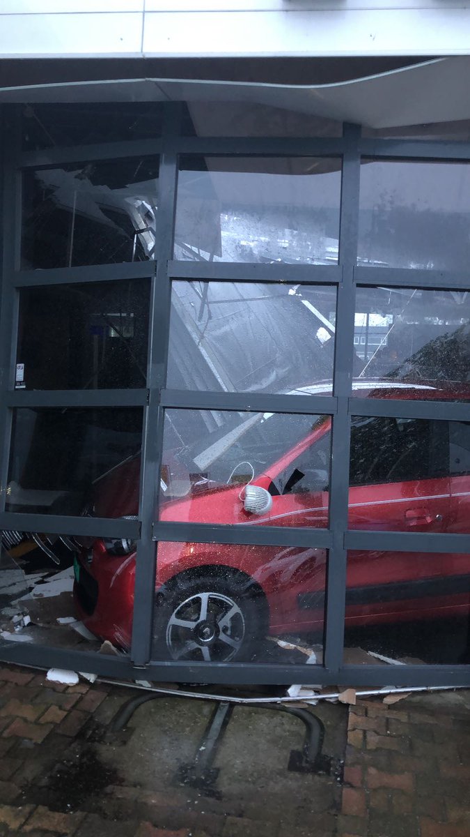 Het noodweer van afgelopen zondagavond heeft in heel Drenthe voor veel overlast gezorgd. De enorme hoeveelheid water op het dak van onze showroom aan de Zeilmakerstraat in Assen heeft ervoor gezorgd dat een deel ervan naar beneden is gekomen. Lees meer op bit.ly/2Ge6G6T