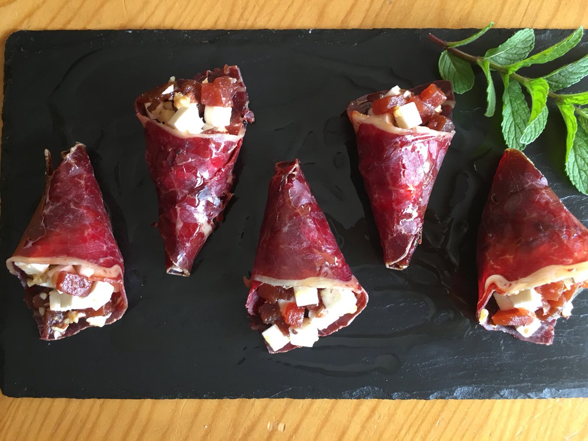 EmbutiShop's tweet photo. Son muchísimas las opciones que permite la #cecina, pero a nosotros ésta...nos ha encantado “Conos de Cecina con #queso fresco y #membrillo” #Embutishop www. https://t.co/Eru66CYX27 https://t.co/sRv7lDrSxO