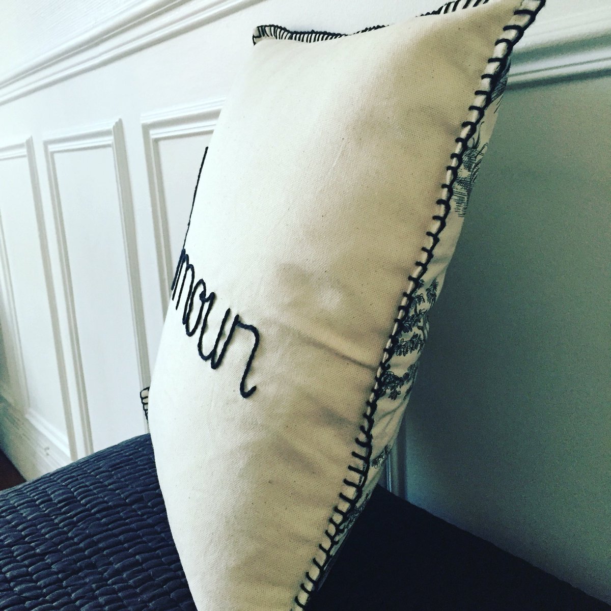 store_FaCha's tweet photo. Nouvelle collection Amour - toile de Jouy - coton brodé à la main - existe aussi en rouge. En vente privée prochainement. #facha #amour #coussin #coussinamour #venteprivee #collectionfacha https://t.co/DtJn6JGzb2