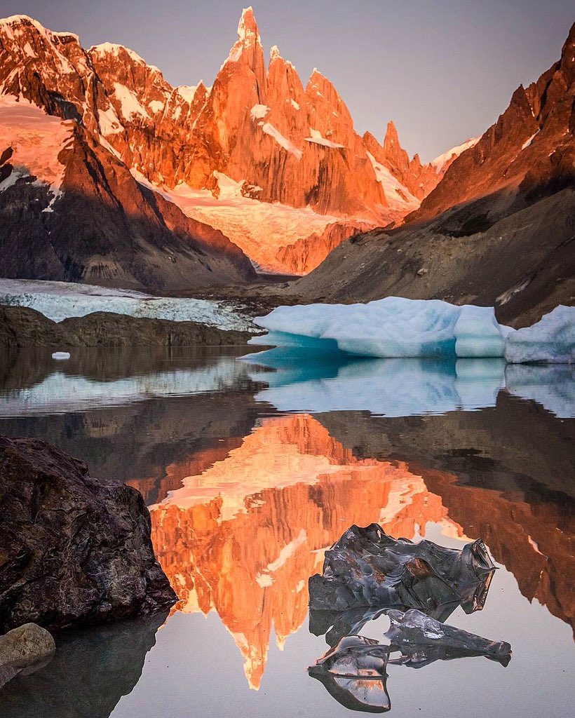 TripinArgentina's tweet photo. Buen día en el cerro Torre, en El Chaltén ✨m a g i c o ✨ con IG #robertwtz.
.
"Hace un mes a las 6.05am, así despertaba el Cerro Torre. 🗻🌄❄".
.
#WHPfirstlight #awesomeglobe #wonderful_places #awesomeearth #argentina360 #ourplanetdaily #roamtheplanet.
.
Tag #TripInArgentina https://t.co/zyenTq3HXg