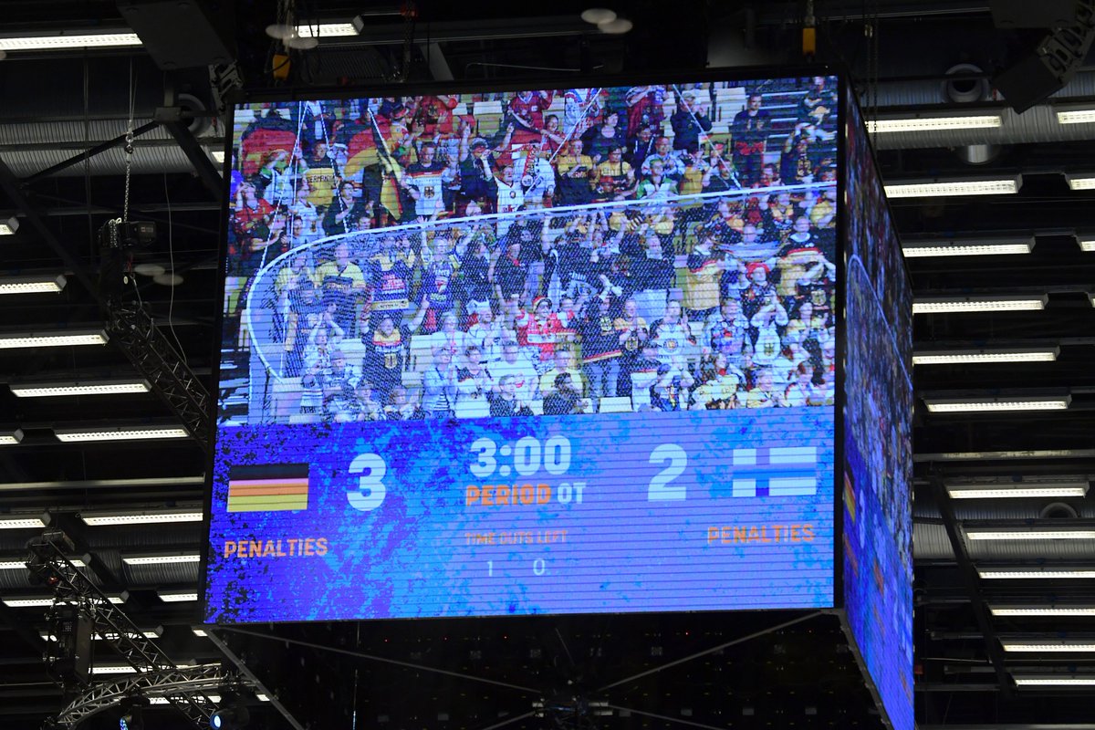 deb_teams's tweet photo. Historisch! 🙌🙌🙌 #IIHFWorlds2018 https://t.co/vBnKEiqLcZ