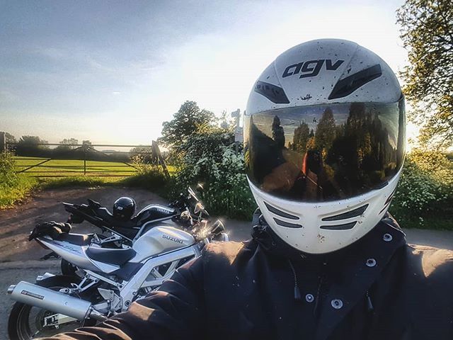 bradshaw_ben's tweet photo. A Sunday blast in the sun. Nothing better. #sv #sv1000 #motorbike @guy_brewin https://t.co/n8ZGhYUxhK https://t.co/pP57tvryKO