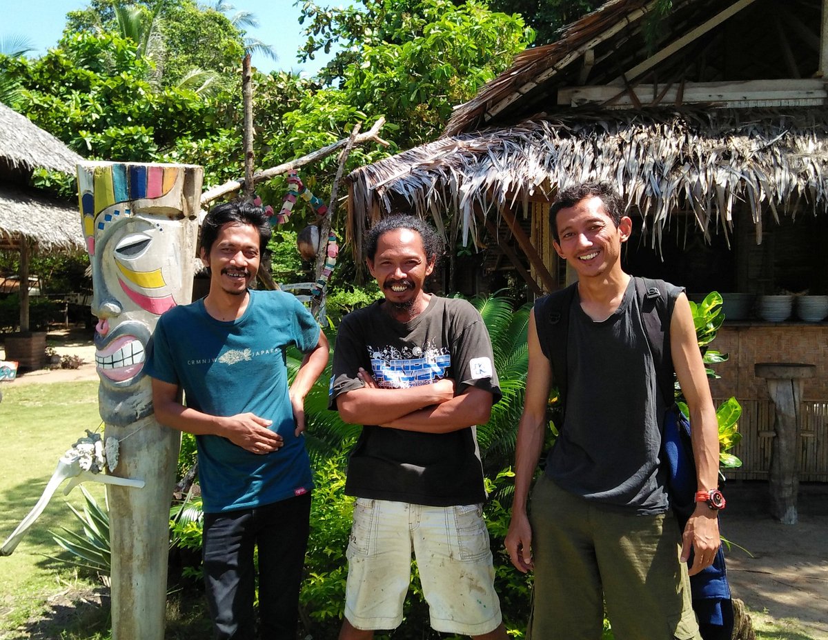 lasernitro's tweet photo. Di #Karimunjawa jangan lupa berkunjung ke kampung #Bugisan di #Kemojan. Dan salah tempat yang kita kunjungi salah satunya #BungaJabe.

Kenalkan; @RJapara dari @RumahKartini dan Ambon (tengah) yang menunggui Bunga Jabe.

#AyoKeKarimunjawa #Crimonjava #VisitJateng #VisitJepara https://t.co/3ORMn4GB56